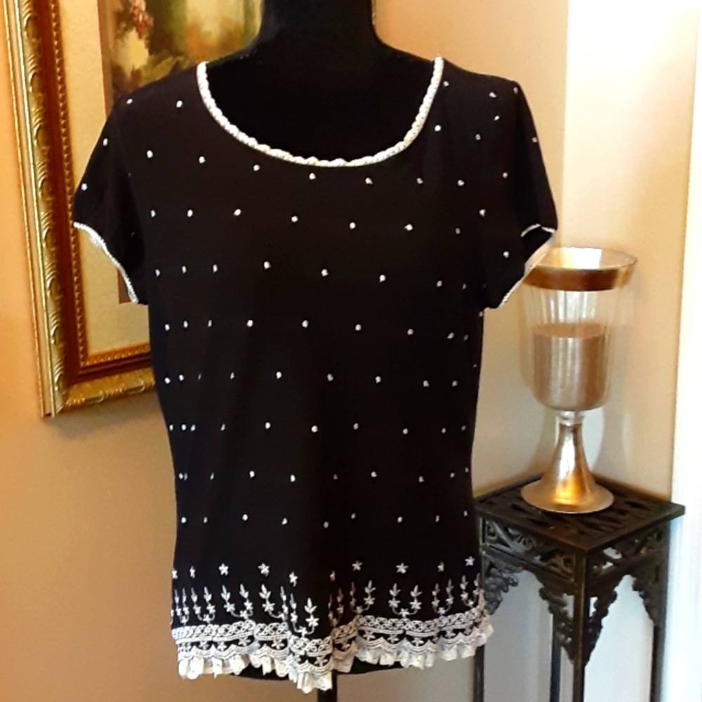 Requirements black white embroidered lace trim Top Stretch Size Medium EUC